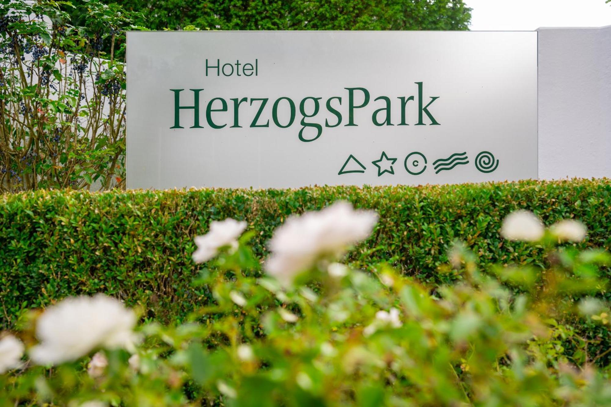 Hotel Herzogspark แฮร์โซเกนเอารัค ภายนอก รูปภาพ